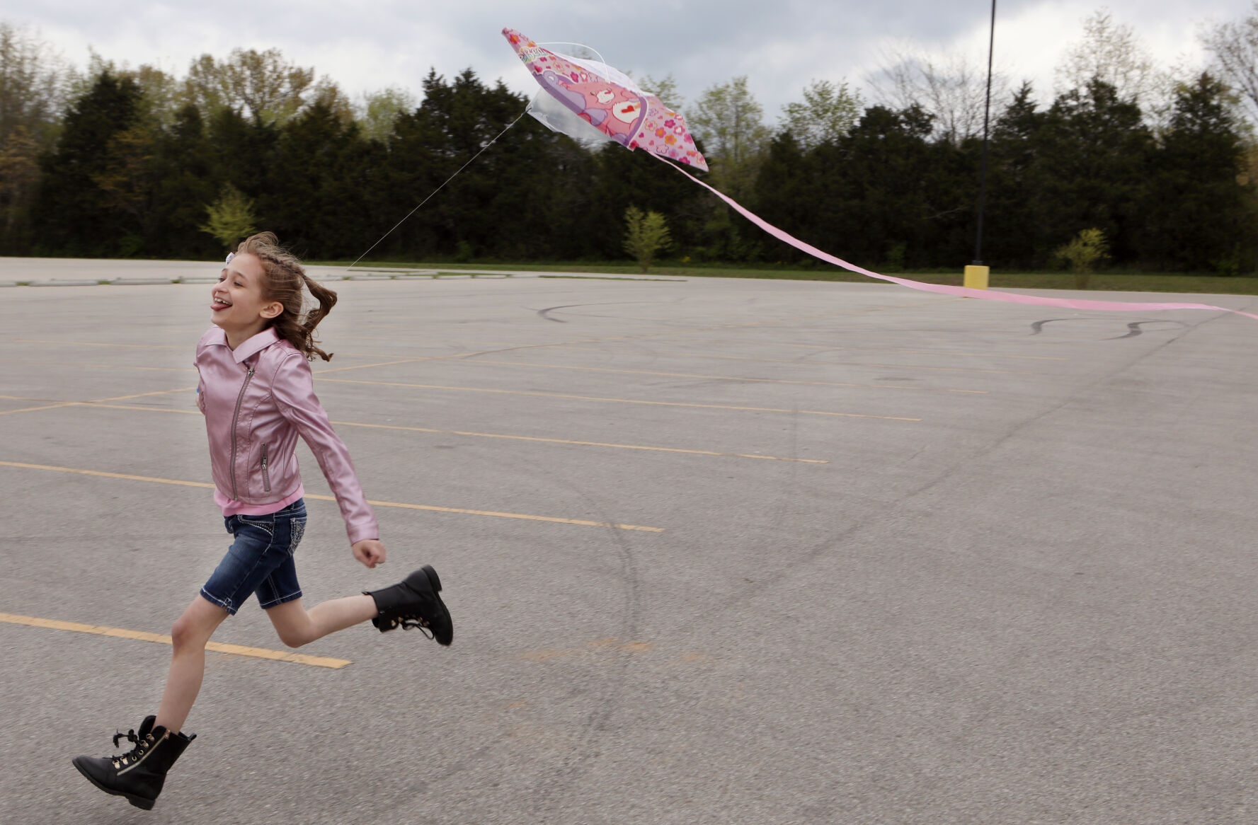 Eponine Scheve sprints with a kite